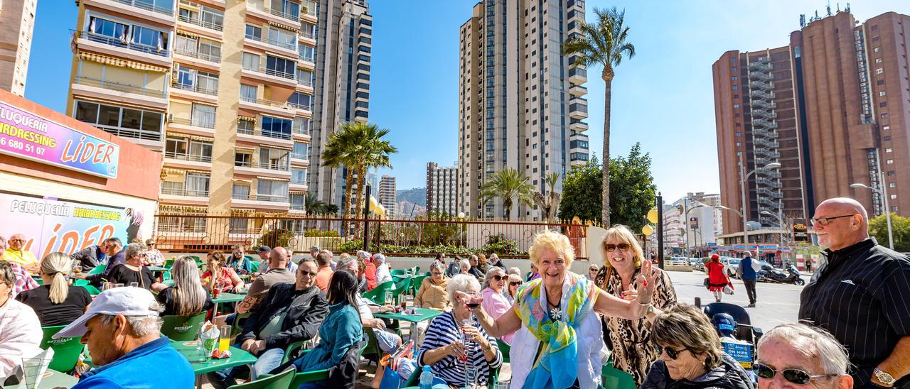 Turistas británicos en una terraza de Benidorm, en una imagen del pasado invierno