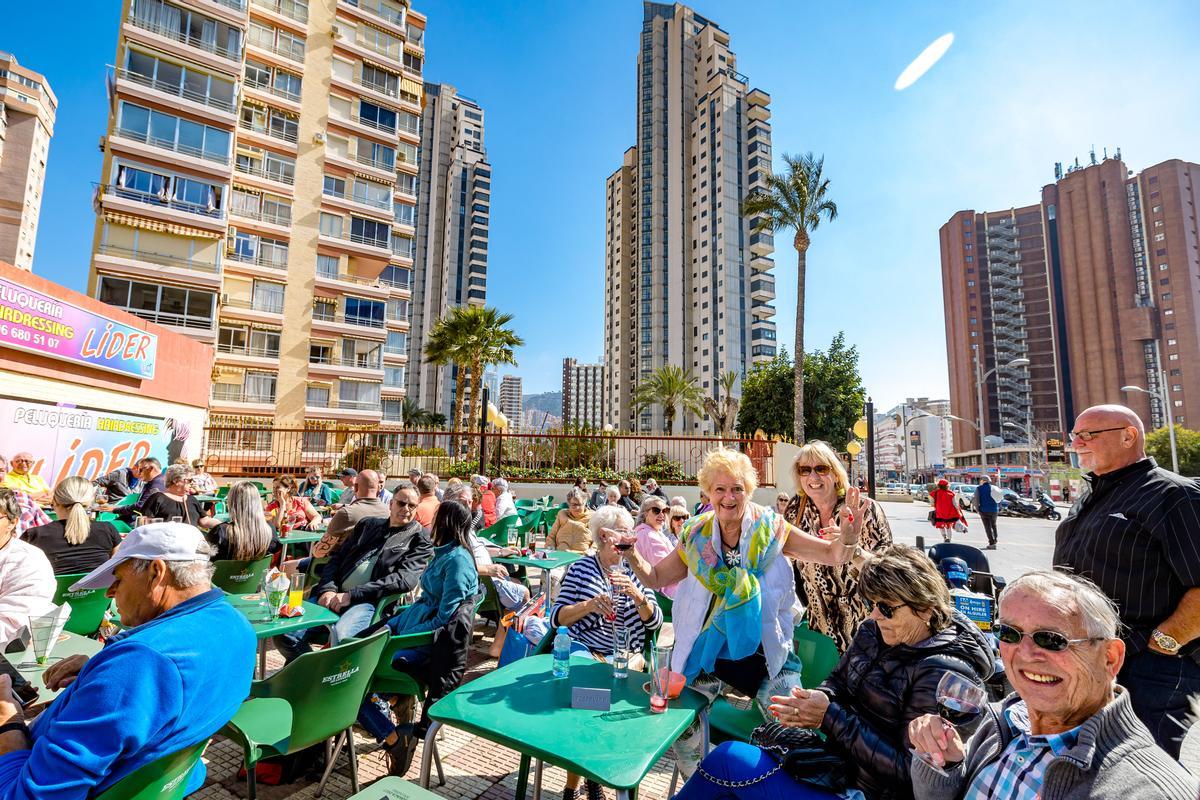 Turistas británicos en una terraza de Benidorm, en una imagen del pasado invierno