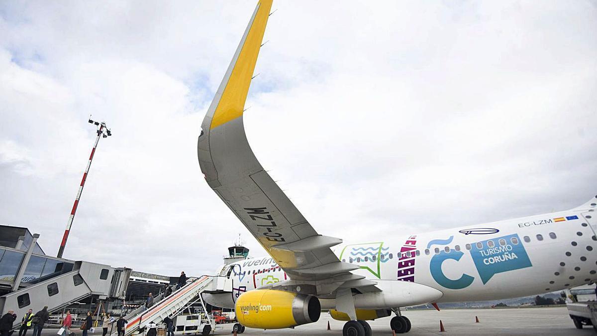 Avión de Vueling en el aeropuerto de Alvedro. |  // 13FOTOS