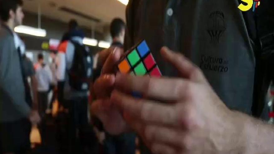 ¿Qué jugador del Valencia Basket lo borda con el cubo de Rubik?