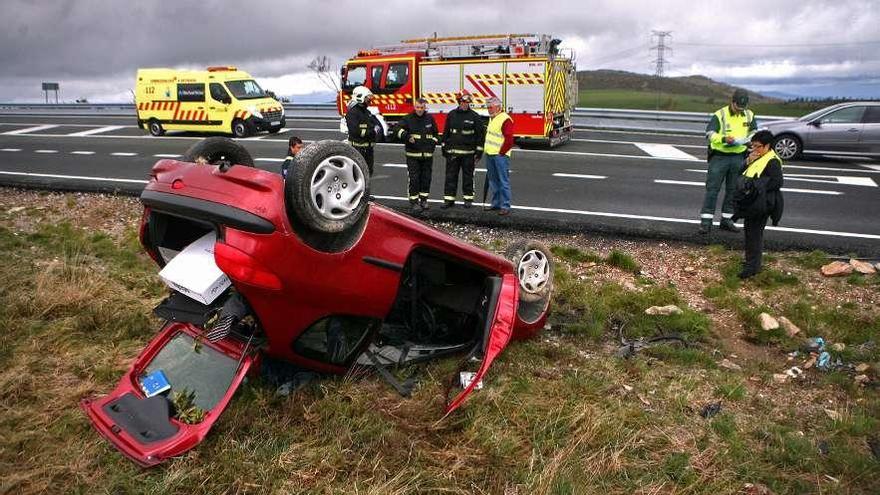 Imagen del accidente registrado ayer a la altura de O Candán.  // Bernabé/Luismy