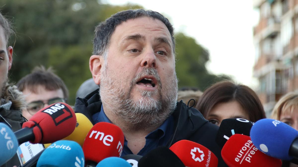 El líder d'ERC, Oriol Junqueras, en una atenció a mitjans abans de la concentració contra la cimera hispano-francesa