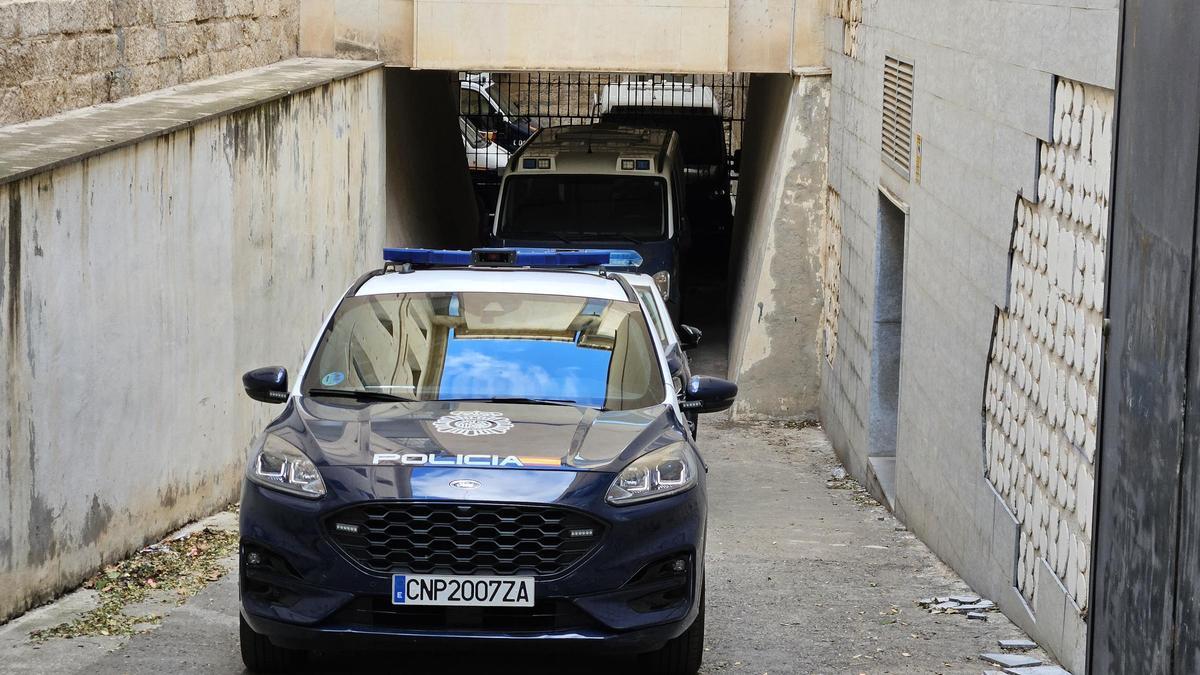 Imagen de archivo de vehículos de la Policía Nacional en los calabozos de los Juzgados de Alicante.