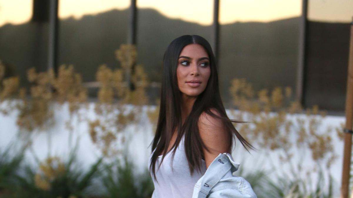 El look con bermudas y chaqueta denim de Kim Kardashian