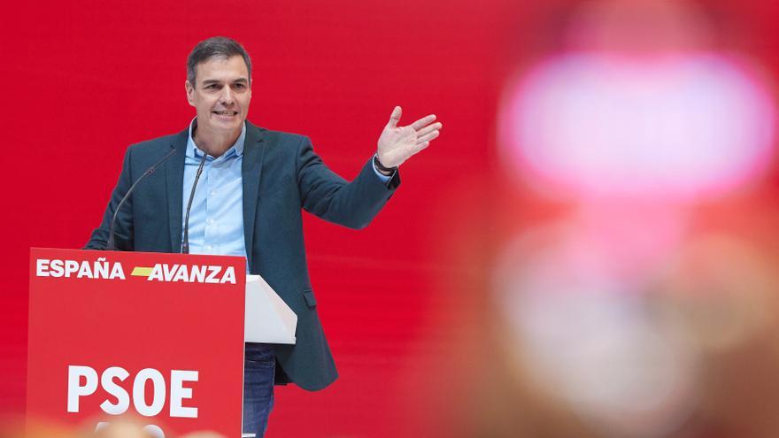 Sánchez enarbola la bandera &quot;con normalidad&quot; para no perder perfil tras el pacto con Junts