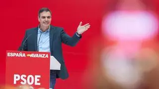 Sánchez enarbola la bandera "con normalidad" para no perder perfil tras el pacto con Junts