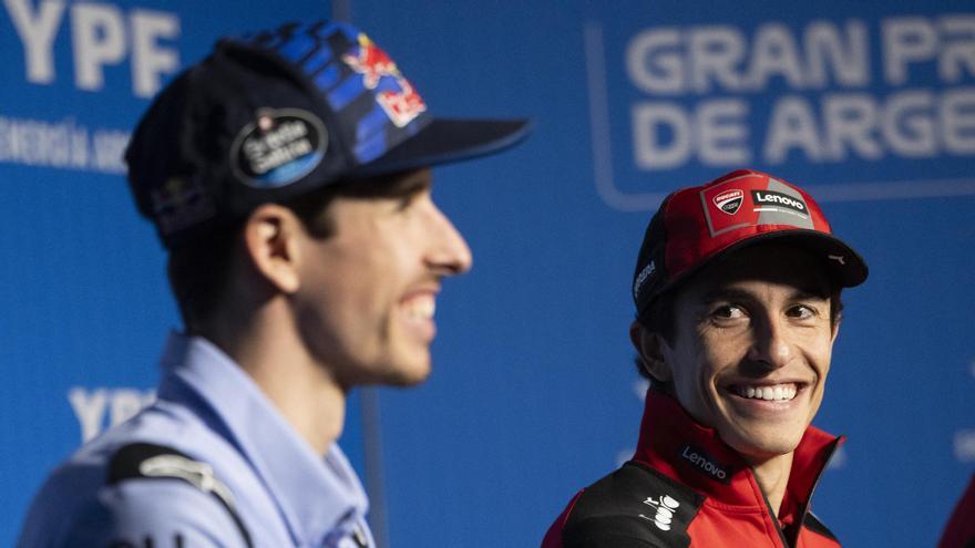 Marc Márquez observa a su hermano Àlex, en la conferencia de prensa