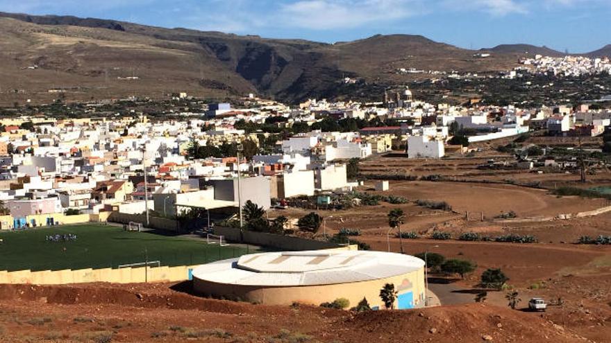 A la izquierda, el campo de fútbol de Agüimes donde se renueva el césped estos días.