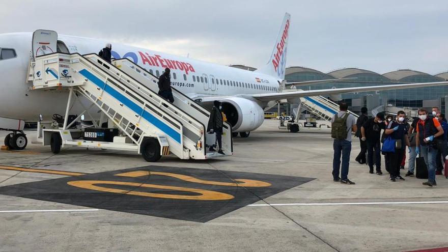 Aterriza un vuelo con trabajadores de la campaña del melón en Senegal