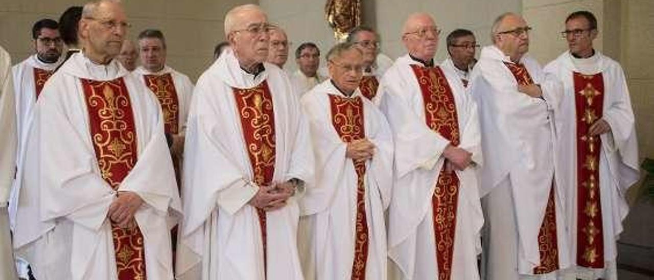 Algunos de los sacerdotes homenajeados. // Carlos Peteiro