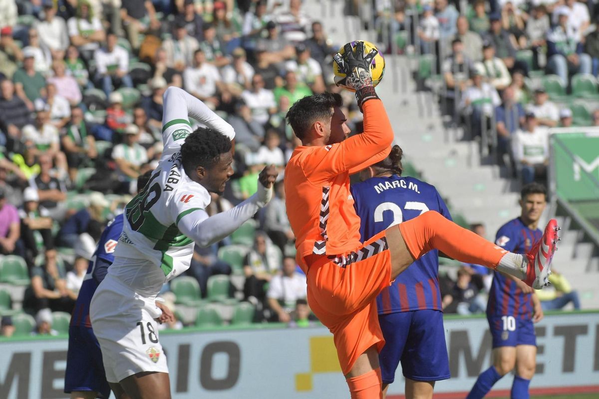 Dani Martín atrapa un balón en el derbi de hace unas semanas en Elche