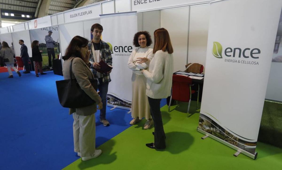 Visitantes recibiendo información en uno de los expositores. | Ricardo Solís