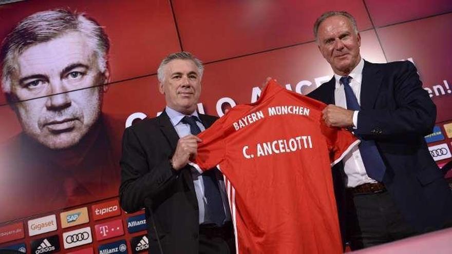 Ancelotti posa con la camiseta del Bayern.