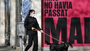 GRAFCAT3168. BARCELONA, 19/03/2020.- Una persona pasea a su perro por la Avenida del Paralelo de Barcelona, este jueves, durante la quinta jornada en estado de alarma por la pandemia de coronavirus. EFE/Andreu Dalmau