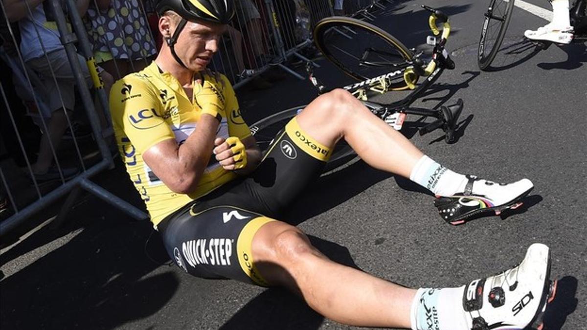 Tony Martin, en el suelo con la clavícula fracturada tras caerse en la sexta etapa del Tour de Francia cuando lucía el 'maillot' amarillo de líder.