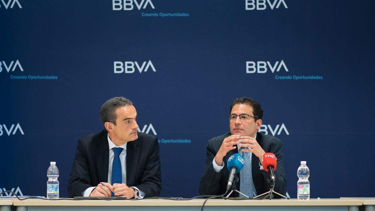 FranciscoJavier Jerez, director territorial sur de BBVA, y Miguel Cardoso, economista jefe de BBVA Research España.