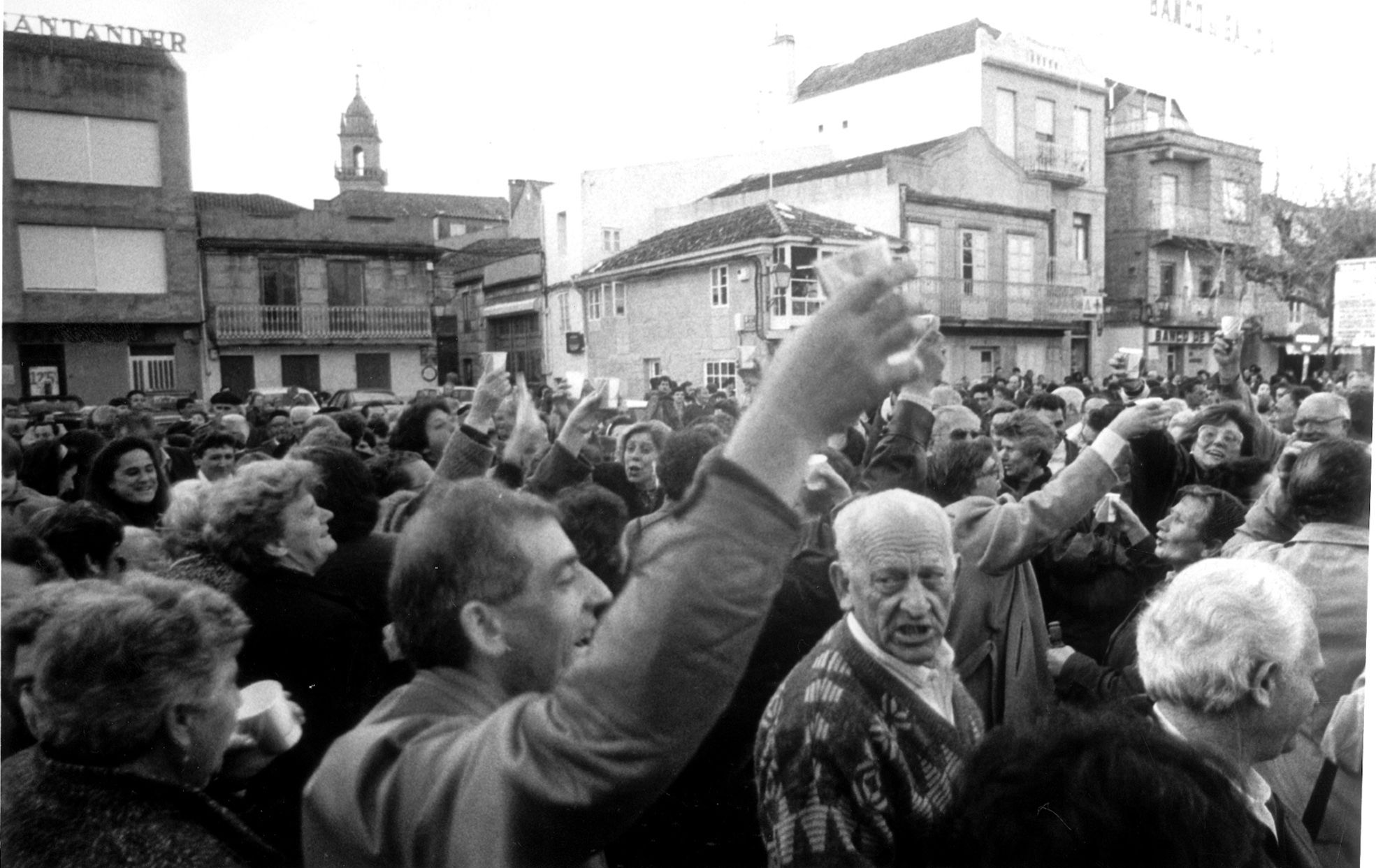 El conflicto de la contribución en Cangas: protestas y un alcalde asediado que no pudo volver a entrar en el Concello