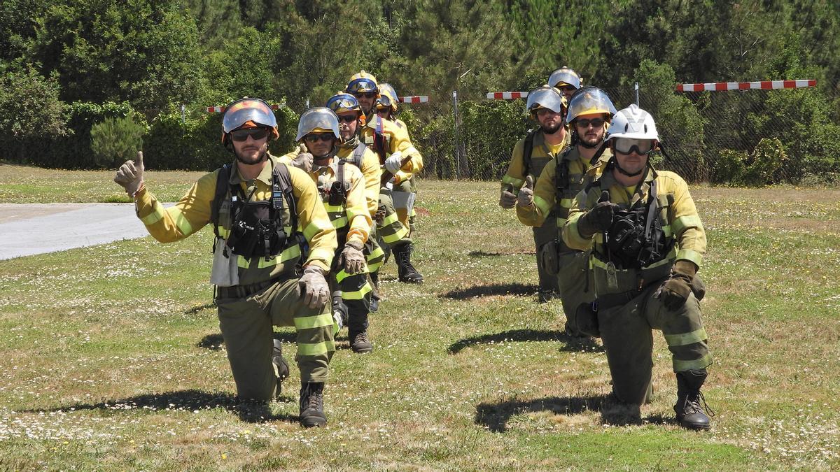 Bomberos forestales que integran la brigada de A Merca.