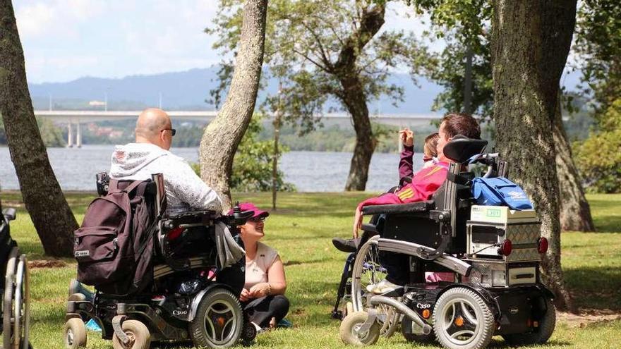 Varias personas dependientes en un parque gallego.