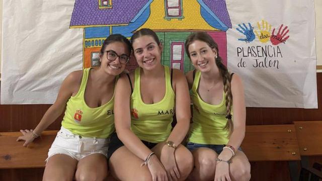 Elisa, Victoria y María, monitoras del Diververano.