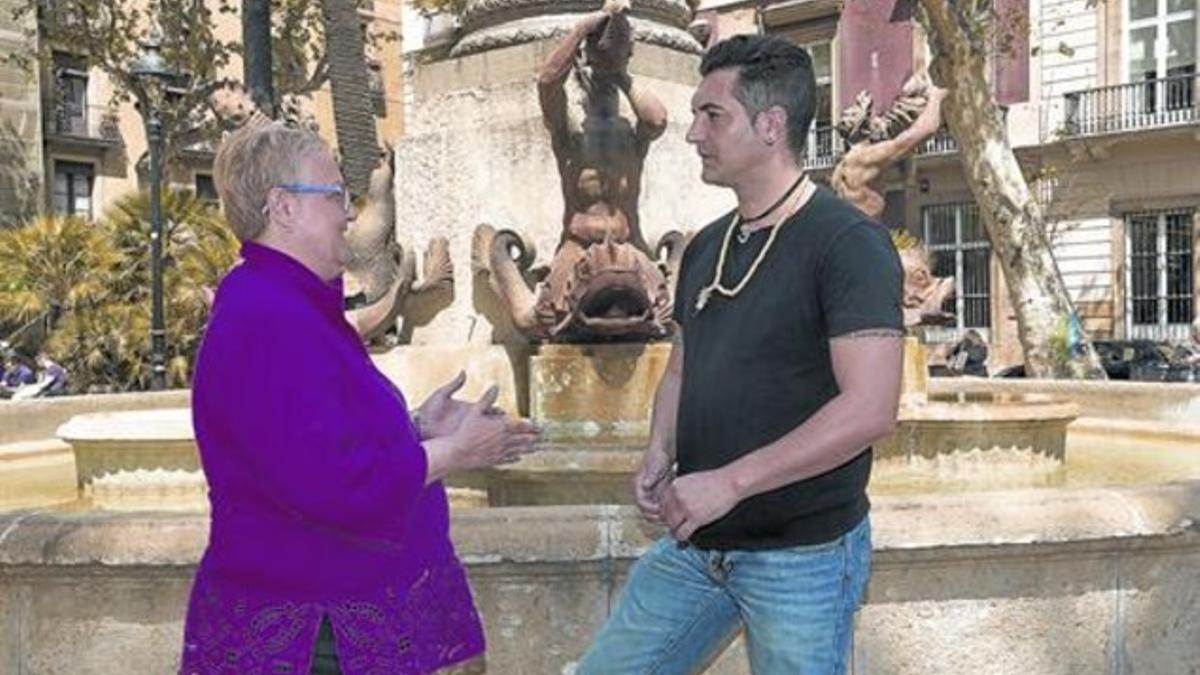 Esteve y Cencerrero conversan en la plaza del Duc de Medinaceli de BCN.