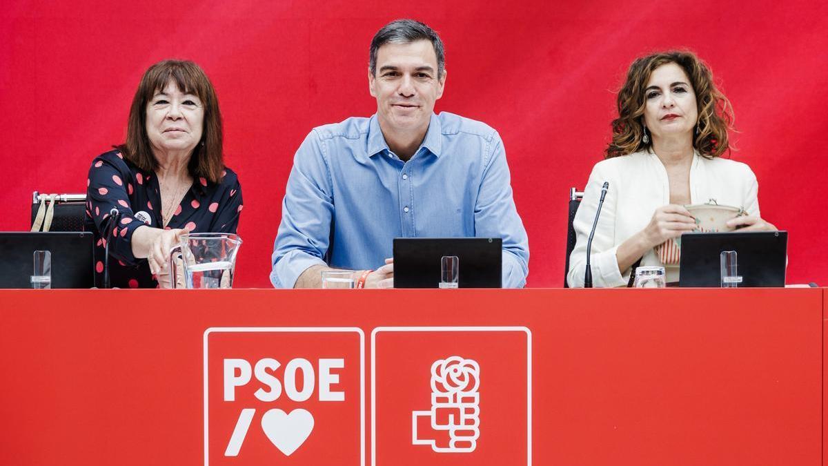 Cristina Narbona, Pedro Sánchez y María Jesús Montero.