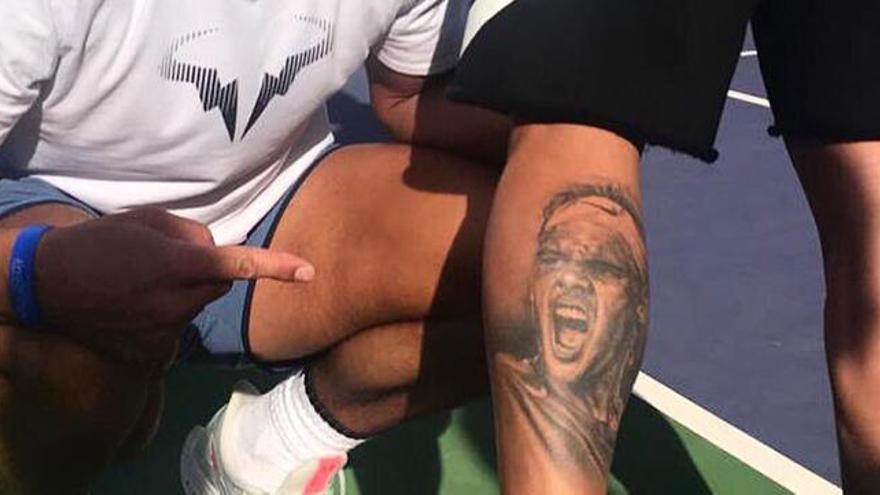 Rafa Nadal señala el tatuaje en la pierna del futbolista