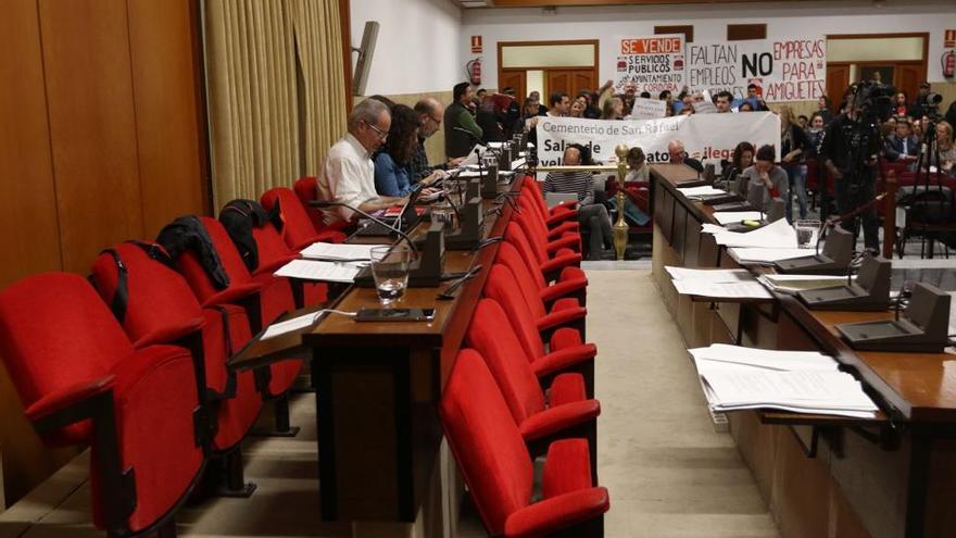 El Pleno comienza con una protesta de empleados de Tanatorios de Córdoba