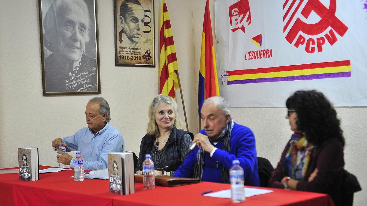 De izquierda a derecha Manuel González Bleda, Lola Ruiz, Jordi Soliva y Mónica Moreno durante la presentación del libro sobre La Pasionaria este sábado en la sede del Partido Comunista de Elche