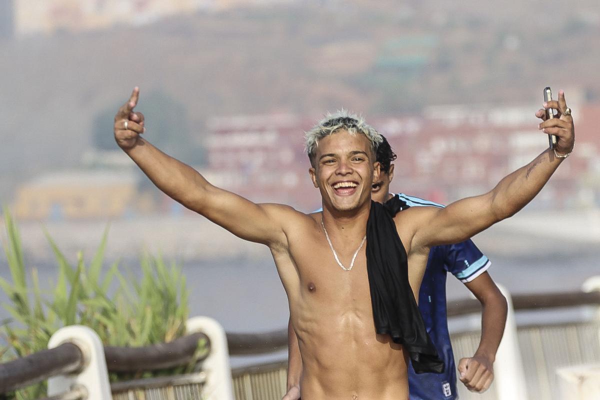 Un joven migrante celebra haber llegado a Ceuta.