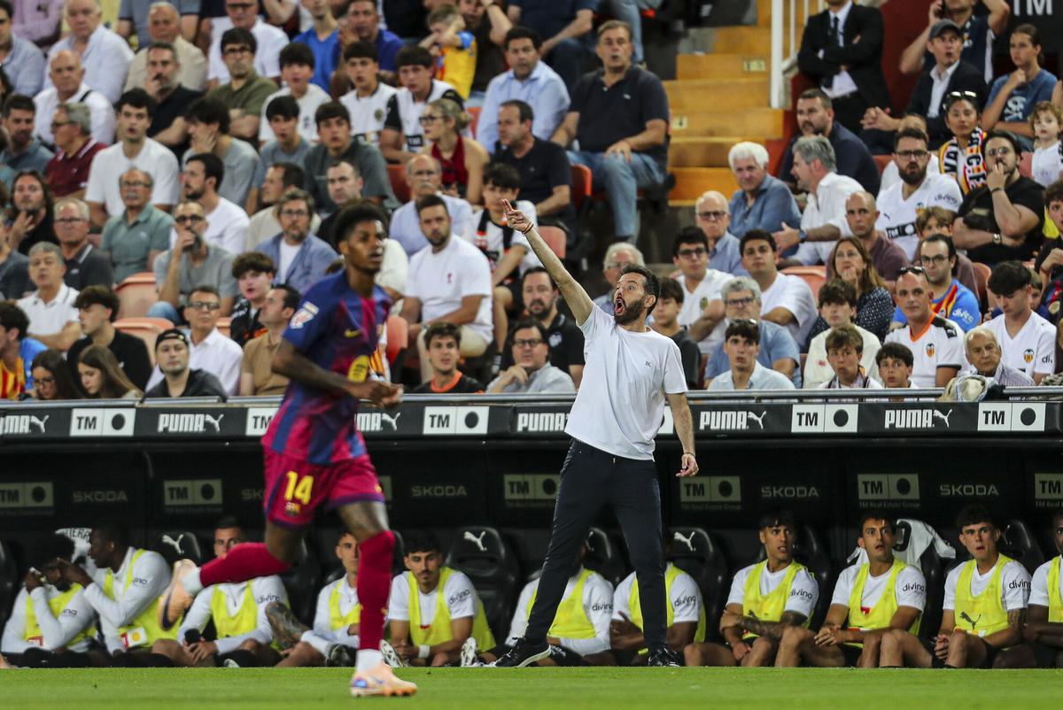 Carlos Corberan, head coach of Valencia CF, gestures during the Spanish league, LaLiga EA Sports, football match played between Levante UD and FC Barcelona at Ciutat de Valencia stadium on May 23, 2026, in Valencia, Spain. AFP7 23/05/2026 ONLY FOR USE IN SPAIN. Ivan Terron / AFP7 / Europa Press;2026;Soccer;Sport;ZSOCCER;ZSPORT;Levante UD v FC Barcelona - LaLiga EA Sports