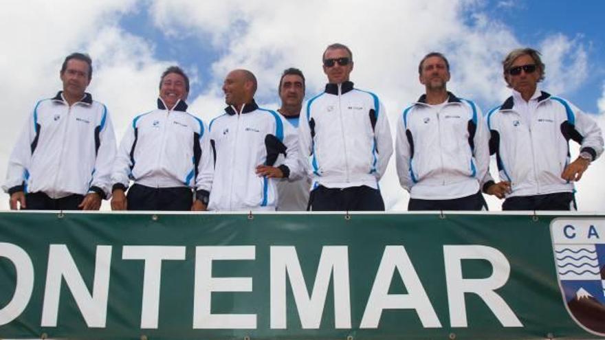 Los jugadores y el capitán del equipo del Montemar posan en las gradas de la pista central.