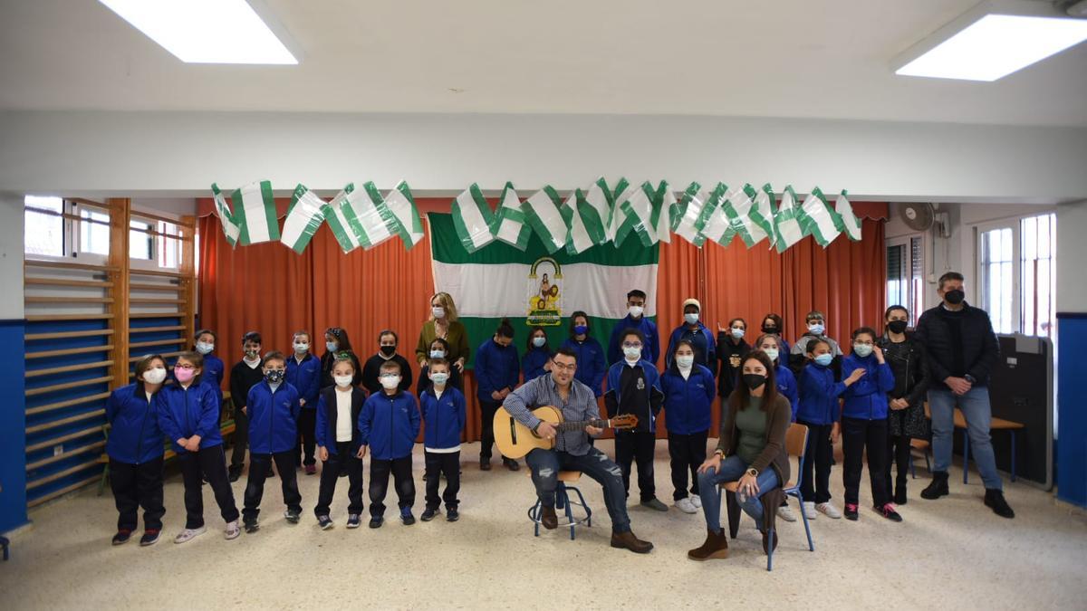 El autor de la canción la interpreta en el colegio.