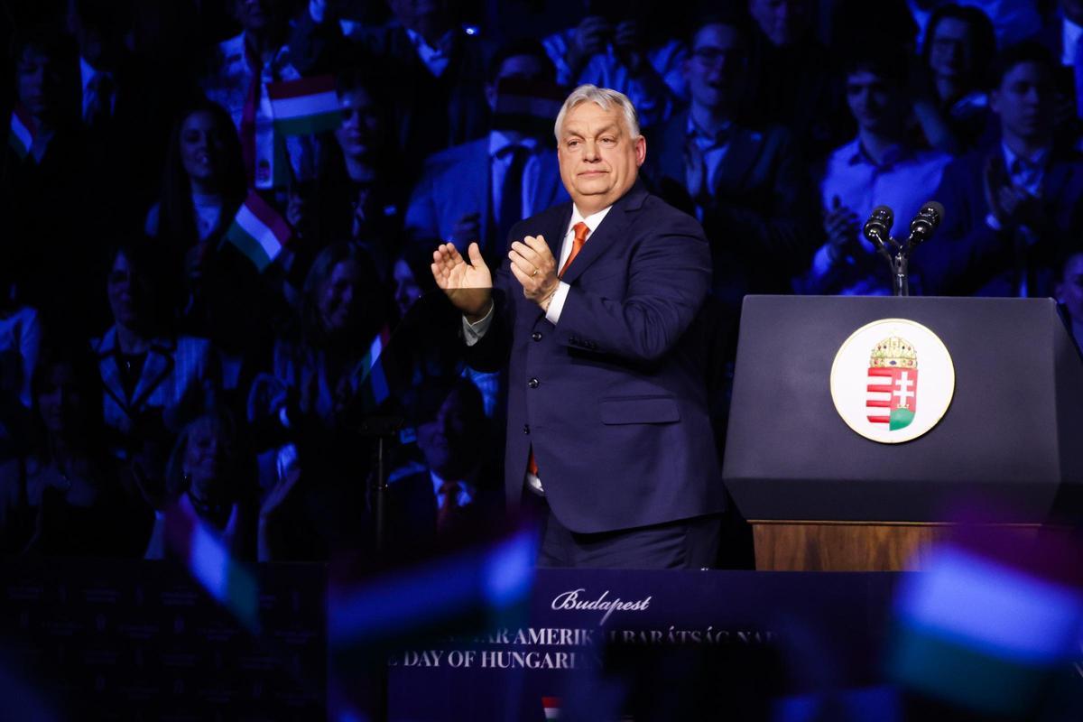 El primer ministro de Hungría, Viktor Orban, en un mitin electoral junto al vicepresidente de EEUU JD Vance.