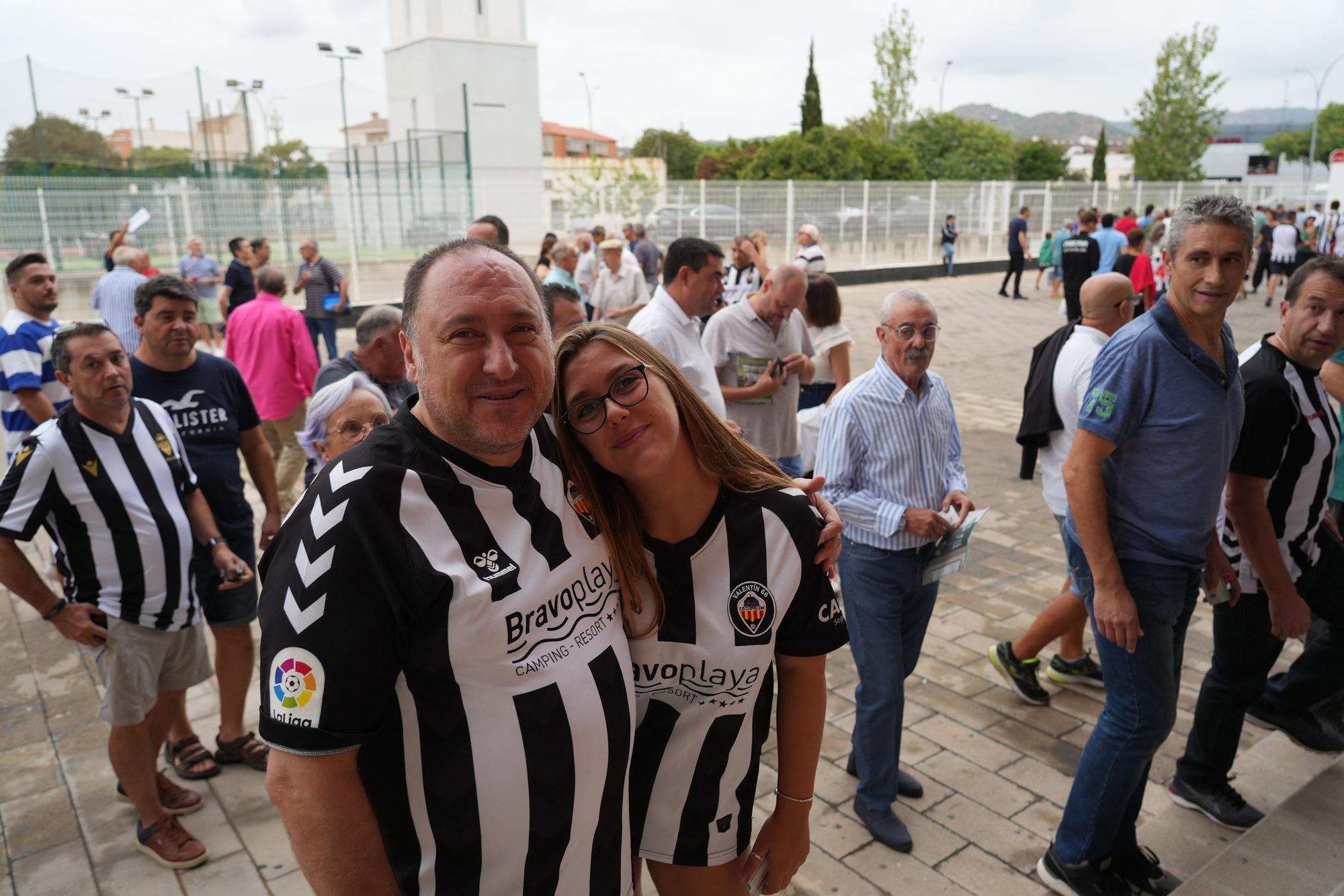 Galería: La afición albinegra disfruta en Castalia de la victoria del CD Castellón