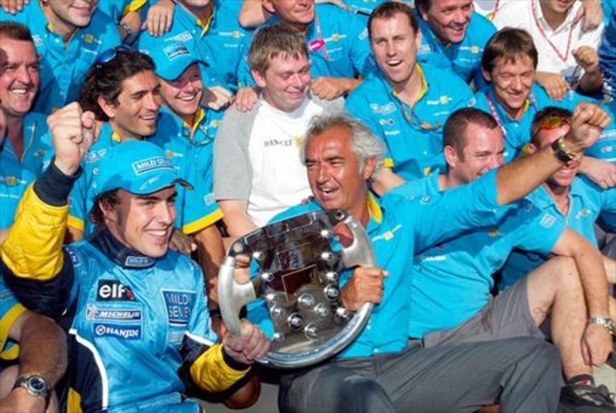 Fernando Alonso i Flavio Briatore celebren, a Hongria 2003, la seva primera victòria com a tàndem de Renault, abans d’aconseguir els seus títols el 2005 i 2006.