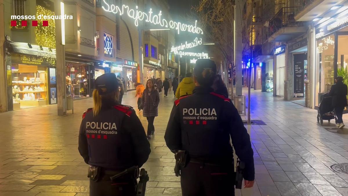 Mossos patrullando por un mercado navideño