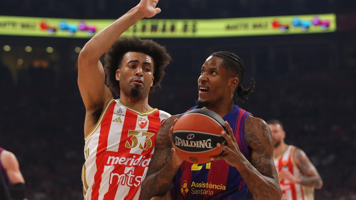 Clyburn, defendido por Jordan Nwora, durante el partido contra el Estrella Roja.