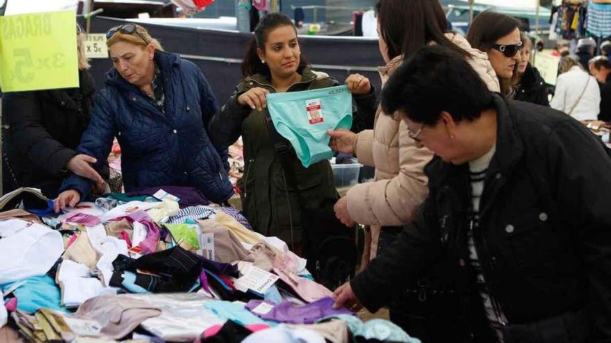 Uno de los puestos del mercadillo en la actual ubicación de Ifeza.