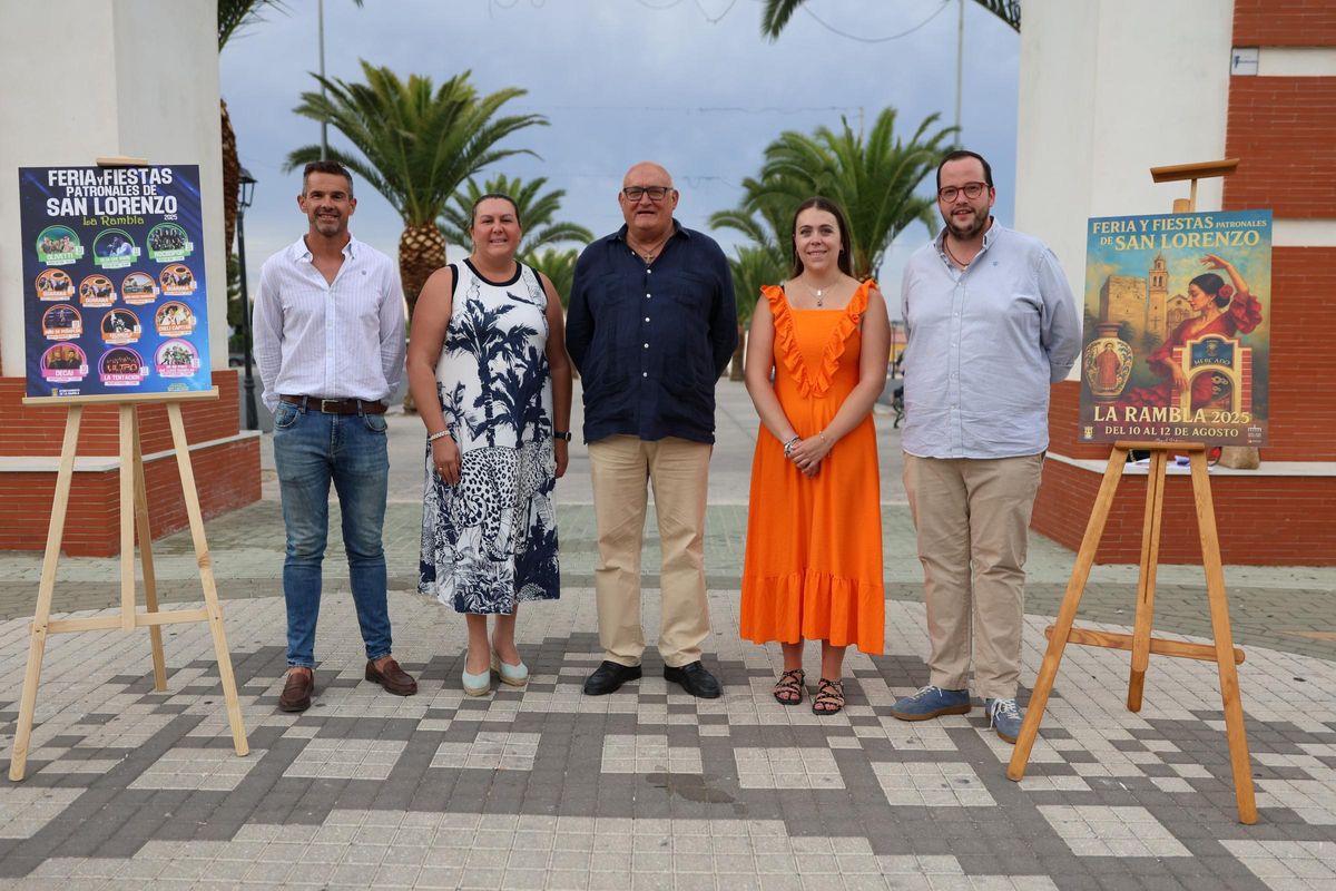 Jorge Jiménez (centro), junto a su equipo de gobierno en la presentación de la feria.