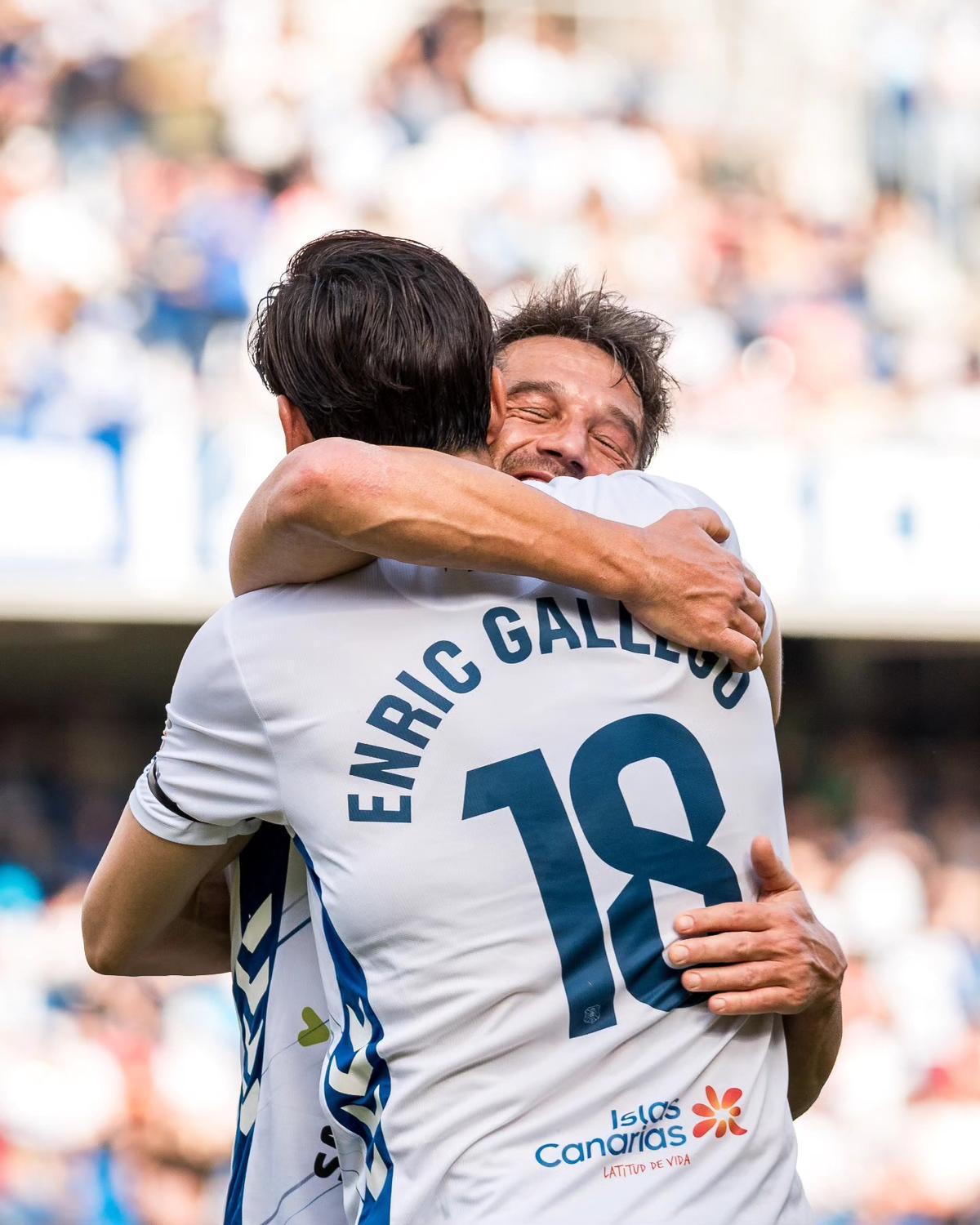 Aitor Sanz se abraza a Enric Gallego al celebrar uno de los goles del Tenerife ante el Castilla.