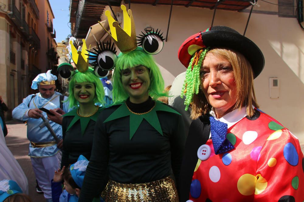 Las familias y los niños disfrazados toman las calles del centro de Málaga el primer domingo de Carnaval.