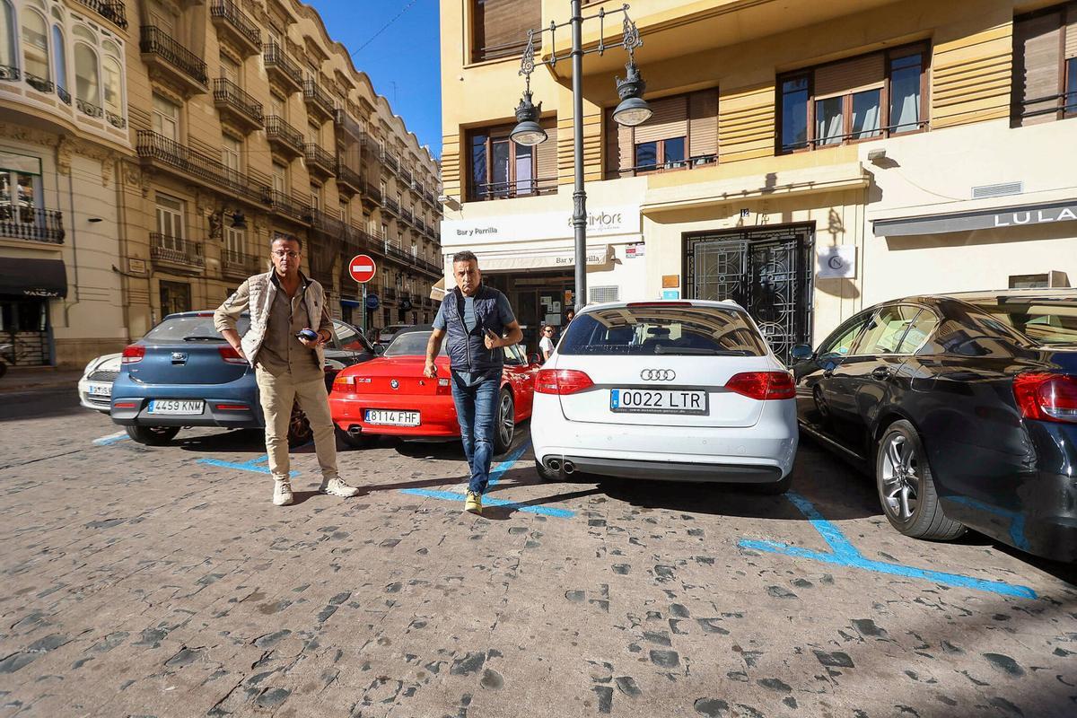 El dueño de un restaurante libanés aparca en la plaza de Cánovas, junto a su acompañante.