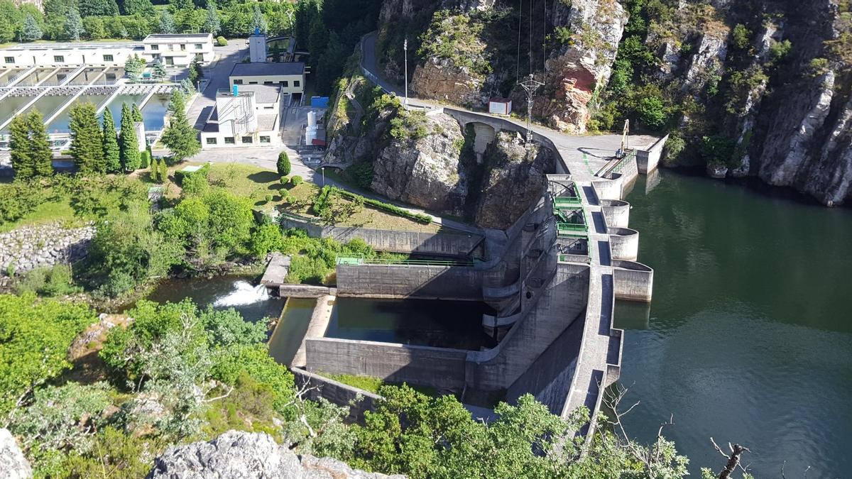 El embalse de Rioseco y, a la izquierda, al fondo, la potabilizadora de agua.