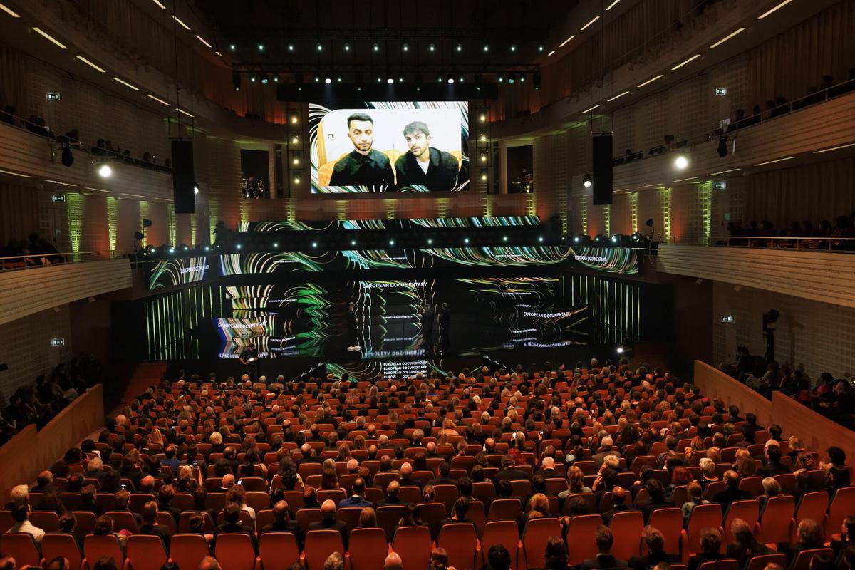 Los directores de 'No Other Land', Yuval Abraham y Basel Adra, en la ceremonia de los Premios del Cine Europeo celebrada en Lucerna, donde ganaron el premio al Mejor Documental.