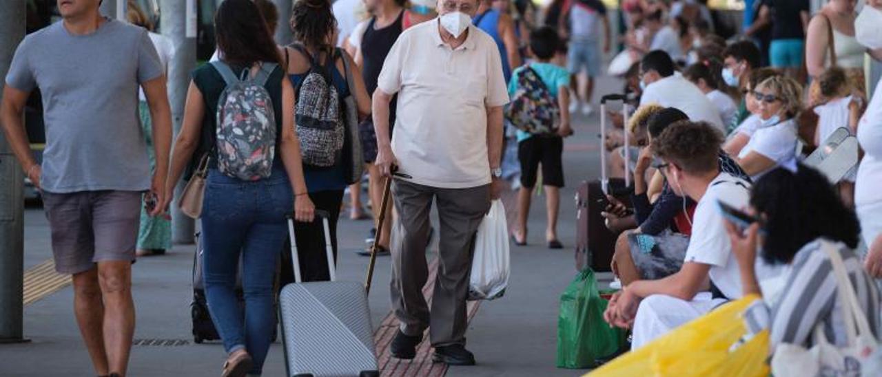 Pasajeros a la espera de su guagua o después de bajarse de ella en el Intercambiador de Transportes de Santa Cruz de Tenerife hace unos días. |