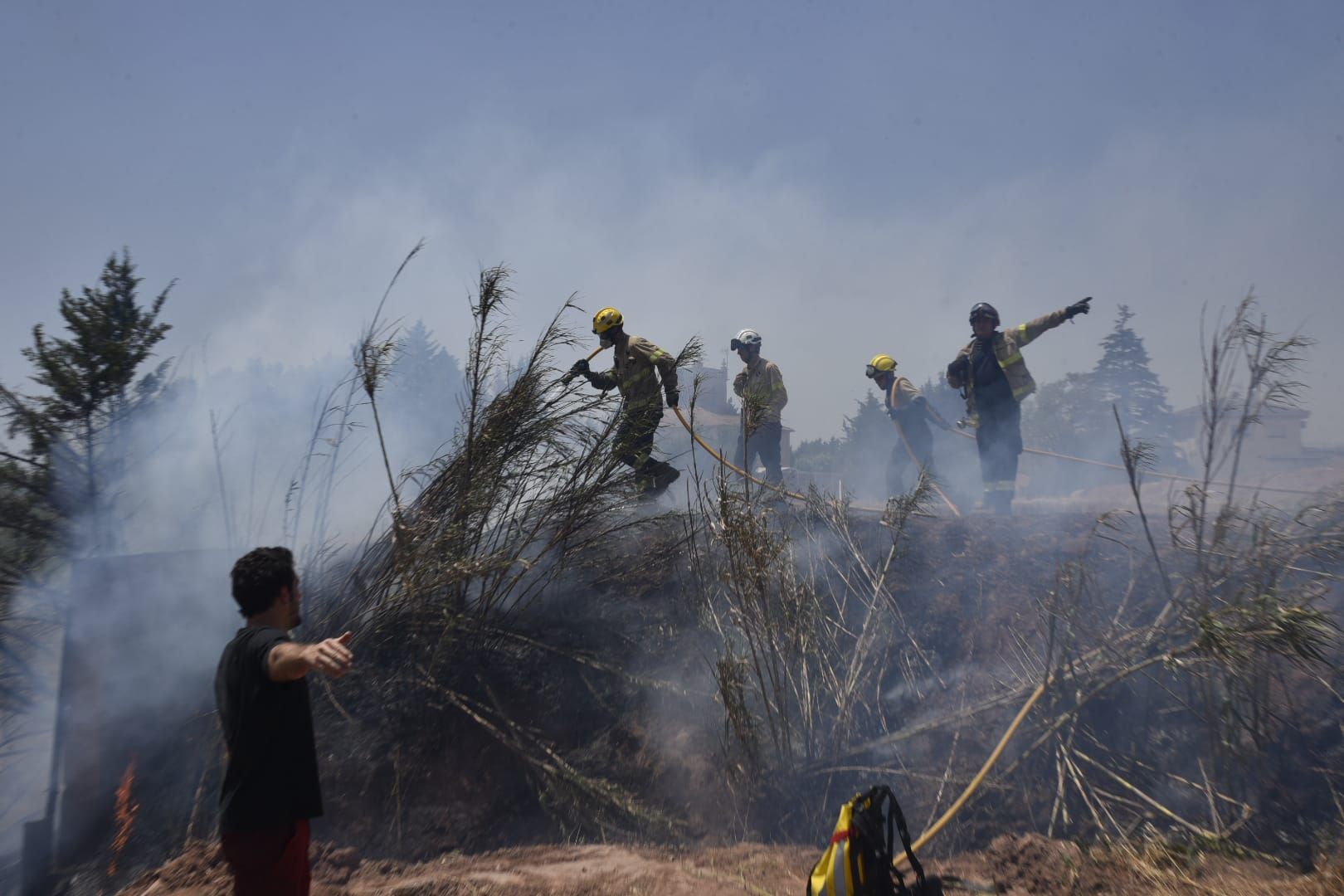 Tasques d'extinció d'un foc a la zona del Poal a Manresa