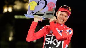 Chris Froome, con el trofeo que lo acredita como ganador este año del Tour y de la Vuelta.