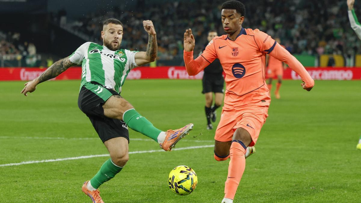 El defensa del Betis Aitor Ruibal y el defensa del Barcelona Alejandro Balde, durante el partido de la jornada 15 de LaLiga EA Sports entre el Betis y el Barcelona, este sábado en el estadio La Cartuja de Sevilla.- EFE/ Raúl Caro. (Barcelona) (Betis)
