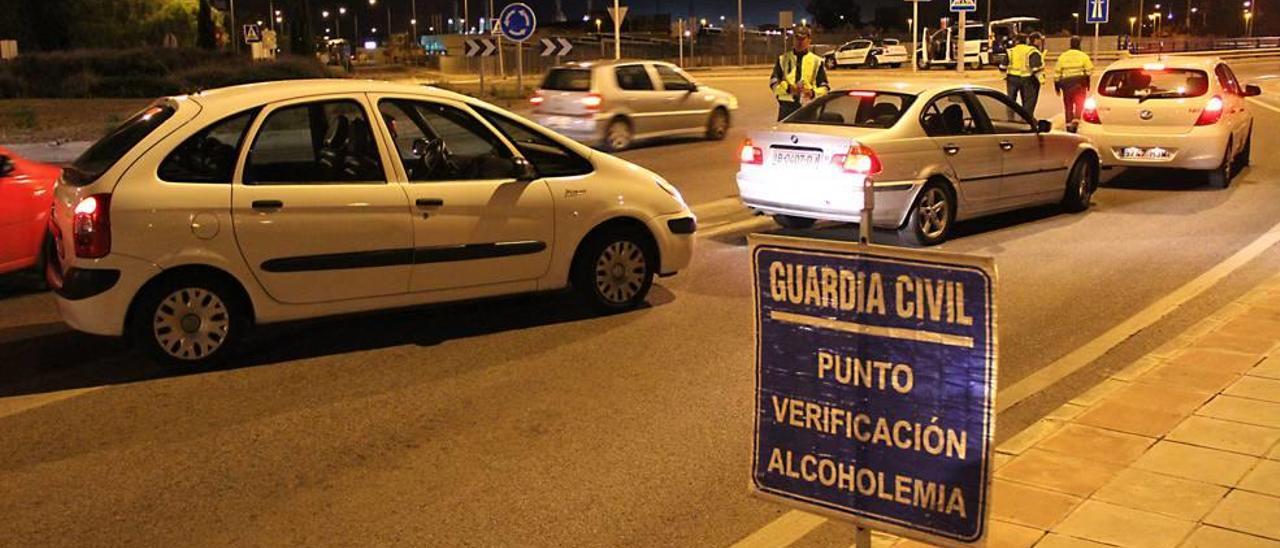 Agentes de la Guardia Civil de Tráfico realizan un control preventivo de alcoholemia en la isla.